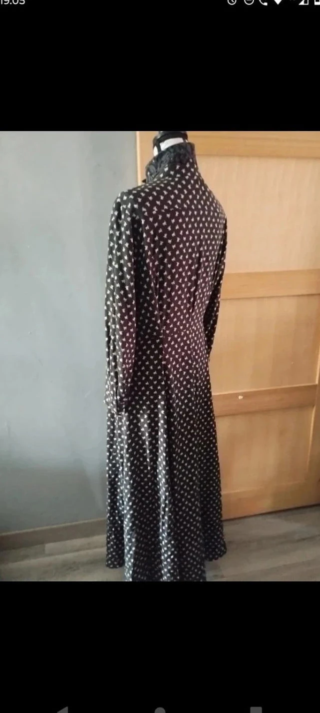 Vestido longo preto com pequenas flores rosa/brancas, gola de renda T42, Persona by Marina Rinaldi – photo 6